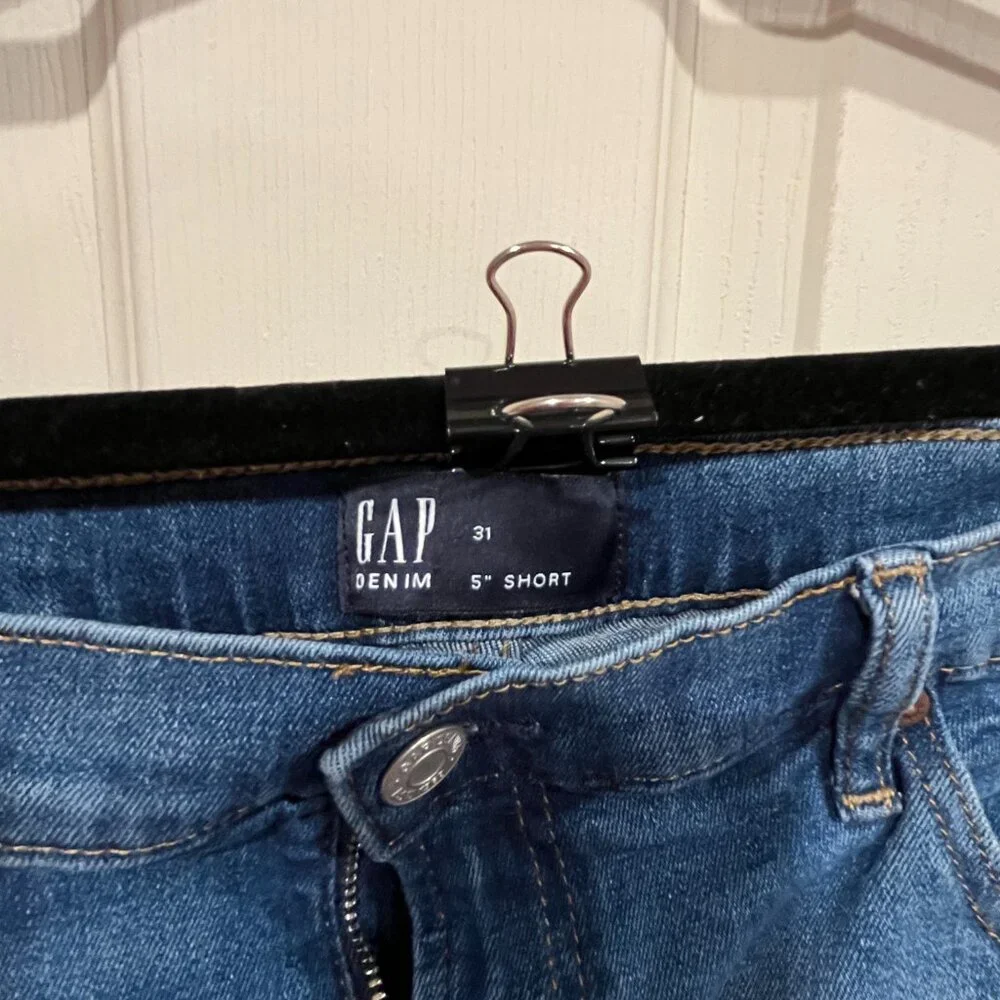 GAP ~ 5” Denim Shorts ~ size 31 - Picture 2 of 5